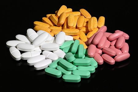 https://upload.wikimedia.org/wikipedia/commons/c/c1/Four_colors_of_pills.jpg